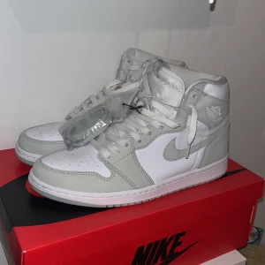 Jordan 1 high Sea foam - Säljer mina j1 pga fel storlek. Dom är använda 1 gång men endast smutsiga under. Så skulle säga cond 9,5/10  Storlek 43  