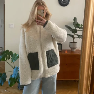 Sherpa  - Jättemysig och fluffig fleece/sherpa med mörkgröna detaljer! 💚 perfekt nu när det börjar bli kallt ute 