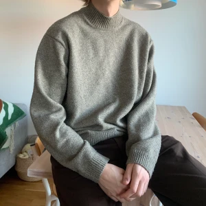 Weekday stickad tröja - Brungrå stickad tröja med hög hals. Storlek L. Ull och polyester blandning. Fint skick