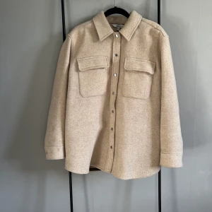 Oversized Wool Blend Jacket - Använd ett fåtal gånger. Väldigt bra skick. Ordinarie pris 1300kr