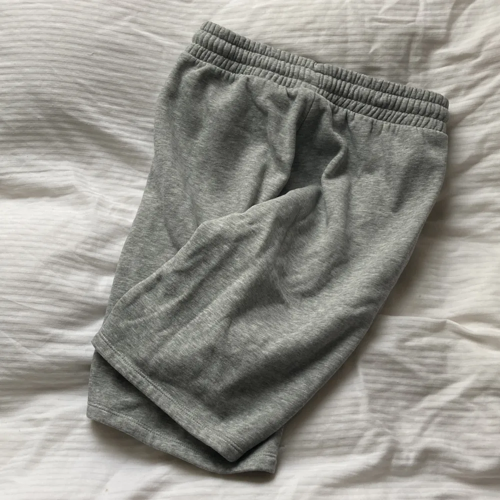 Ett halvt år gamla mjukis shorts som du kan ha när du är hemma och kolla film eller ute och spelar fotboll. Du kan styla den med en over-size t-shirt, en crop top eller en vanilj Hoosiers till.. Shorts.