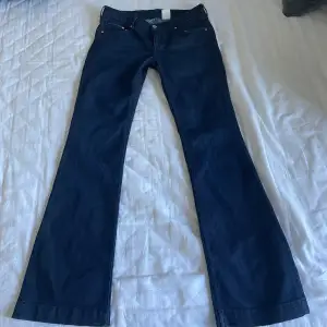 Lågmidjade jeans i storlek 30/32. Innerbenslängd 80 midjemått rakt över 40💕