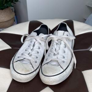 Säljer dessa vita Converse i befintligt skick, sulan är lite smutsig och finns fläck på sidan på den ena skon (se bild 2). Skorna utöver färgen är helt hela och insidan helt intakt. I storlek 37,5. Med lite kärlek är jag säker att det kan bli superfina :)