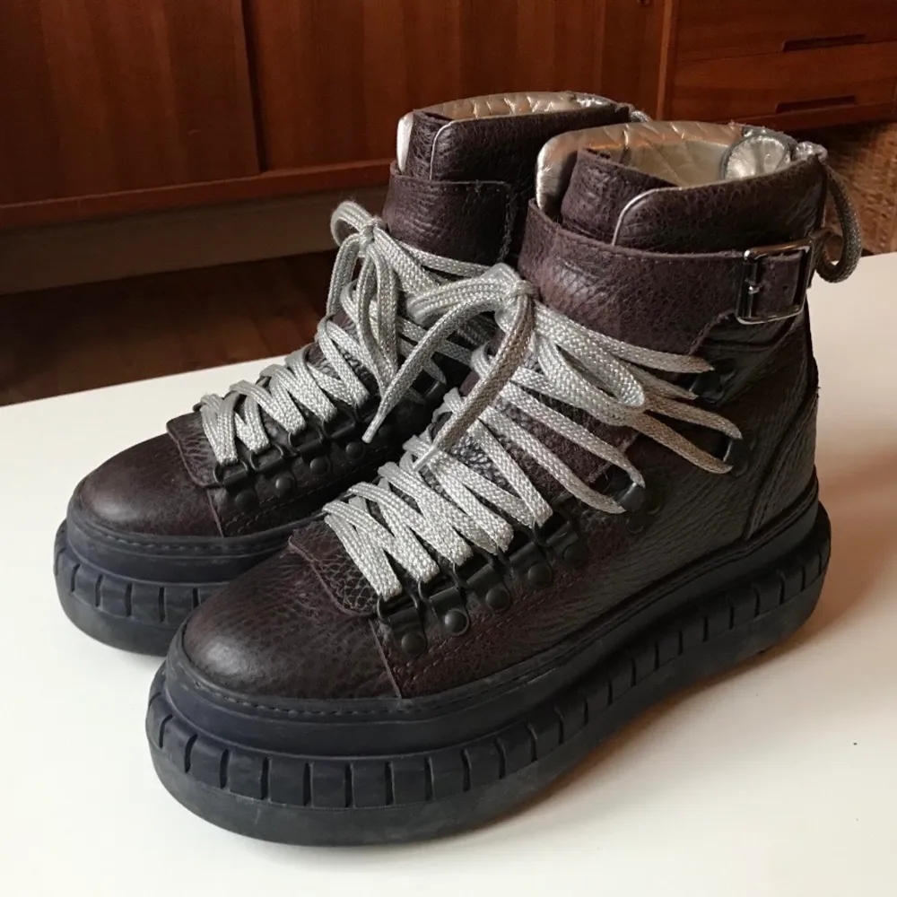 Acne Studios leather Hover High boots från deras höstkollektion 2015 🤎 Bruna med silvriga detaljer.. Skor.