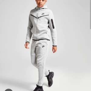 Söker! Nike tech fleece strl 158-170  - Söker hela dressen, öppen för färgkombo. Vad har ni? 
