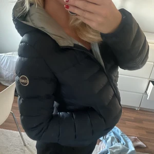 Colmar jacka - Säljer min mörkblåa Colmar jacka! Den är använd men ändå i bra skick, därav priset. Skriv privat för fler bilder 💕 nypris runt 4000