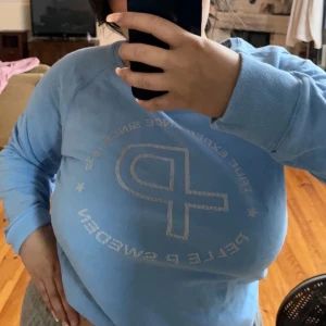 Pelle P tröja ljus blå  - Säljer en Tröja från Pelle P i ljusblå färg. Jätte fin tröja men inte kommit till användning sen jag köpte den. Har alltså använt den typ 1 gång. både Damer och Herrar kan ha denna på sig. Nypris 1200 kr, men säljer den för 550 kr. Pris kan diskuteras. 