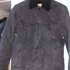 Lee Authentic Jacka - Lee jacka authentic med varm päls. Storlek S liten passform som det ska vara på jeans jackor. Väldigt varm har använts på vintern också.  300 eller kom med bud. Köpt för över 1000kr