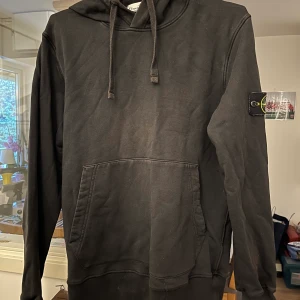 Stone Island Hoodie  - Säljer min stone island hoodie i herrmodell, storlek M. I mycket bra skick, använd fåtal gånger pga inte min smak. 😊Givetvis äkta.  Nypris 3100 kronor. Hoodien är ej solblekt, det är taklampans ljus : ) 