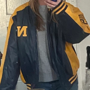 Collage jacka - Säljer denna jätte snygga vintage collage jackan! Säljer då den inte kommit till användning! (Tryck inte på köp direkt, utan kontakta mig vid intresse)