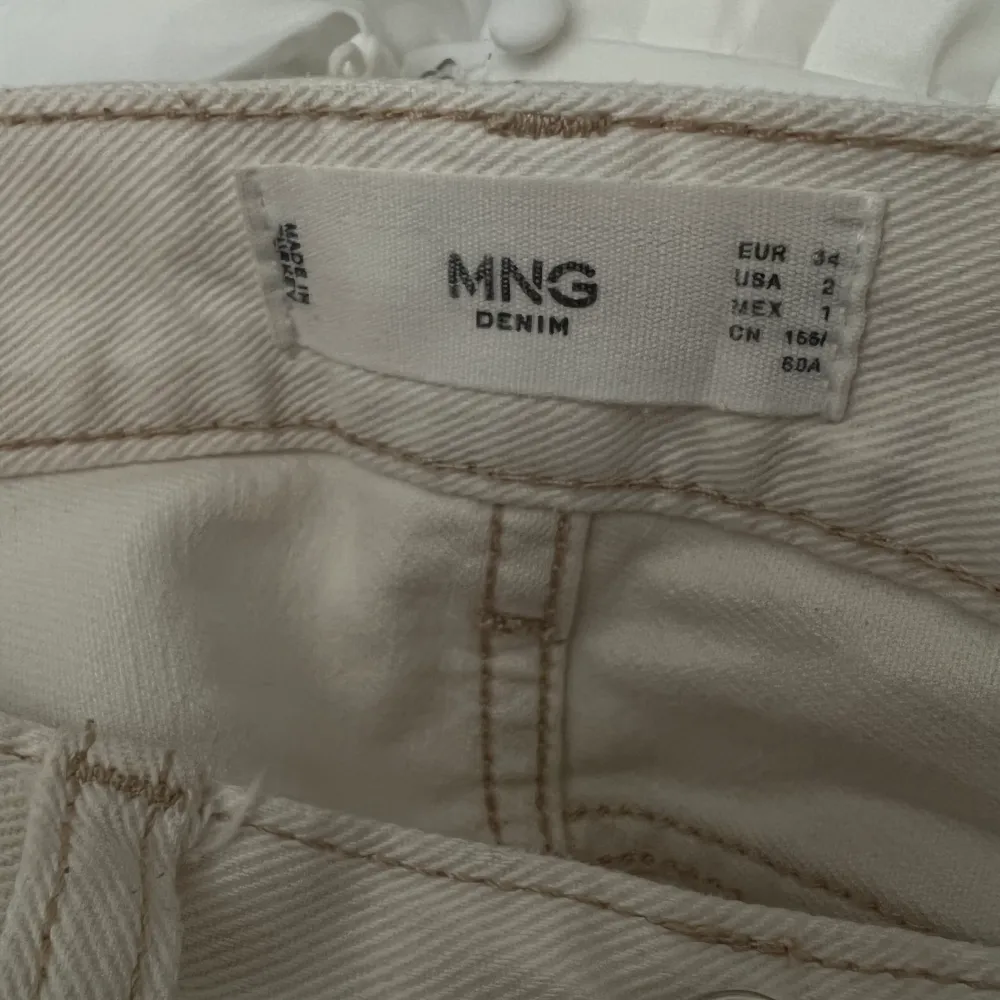 Snygga beigea jeans ifrån mango, med slitningar nertill, perfekt i längden på mig som är ungefär 161💗. Jeans & Byxor.
