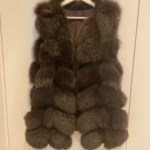 Päls väst - Äkta päls stl m/l, kommer från djur och rökfritt hem