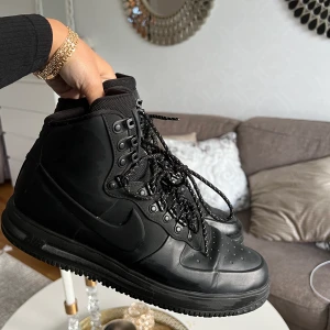 Nike lunar force Herr - Hej nån som vill köpa mitt ex vinterskor?☺️ De är som airforce fast som kom redo för vintern 🥶 förvånansvärt fint skick  Strl 44 Nypris runt 2 🍣