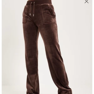 Juicy byxor  - Säljer mina skit snygga bruna juicy byxor som aldrig är använda! 🤎