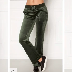 Juicy byxor  - Säljer mina juicy byxor i den super snygga och populära färgen dark moss! ❤️