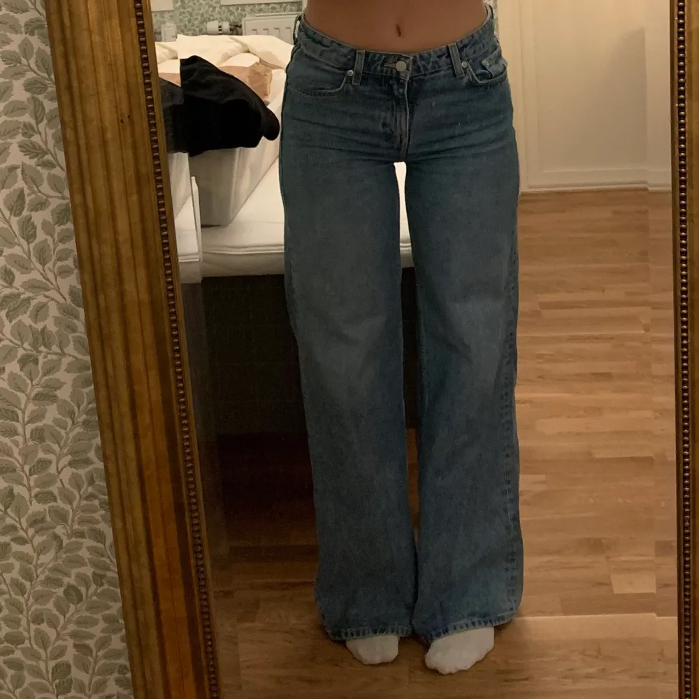 BETALNING ENDAST VIA SWISH! Det Weekday jeans, storlek 26/32 - mycket bra skick! 💕💕köptes för 500kr. Jeans & Byxor.