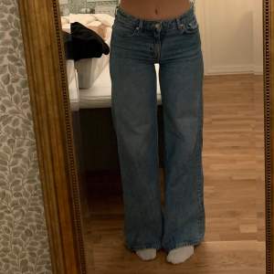 BETALNING ENDAST VIA SWISH! Det Weekday jeans, storlek 26/32 - mycket bra skick! 💕💕köptes för 500kr