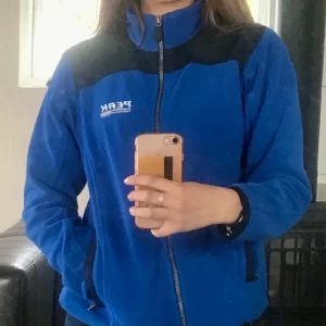 vintage peak performance jacka  - Mysigaste jackan/koftan från vintage Peak Performance som passar perfekt nu inför hösten/vintern! Jättebra skick utan några skador❤️‍🩹Storleken passar för många beroende på hur man vill att den ska sitta! Jag står för frakten❣️ Mer kan tas i DM 