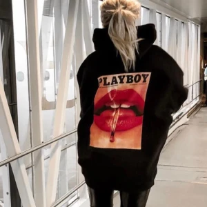 Playboy hoodie  - Svart Playboy hoodie i storlek 36. Knappt använd men tyvärr fått noppror i tvätten men det går ju såklart att få bort! Skriv för bilder eller frågor🤍