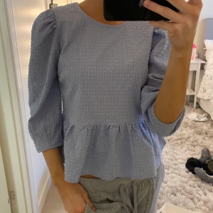 Blus - Blå blus, aldrig använd så kommer inte till användning för mig💞