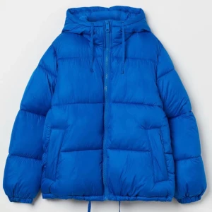 Puffer jacket  - säljer min älskade puffer jacket , populära och helt slutsålda jackan från hm, använd någon månad förra vintern, den är i toppenskick, precis som ny, säljer då jag köpt en annan jacka! 