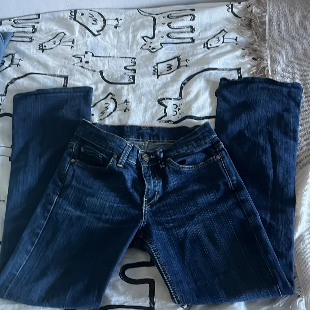 Mötkblåa Lågmidjade jeans, för mer bilder skriv priv! Står ej för frakt 🚚😁flattered jeans . Jeans & Byxor.