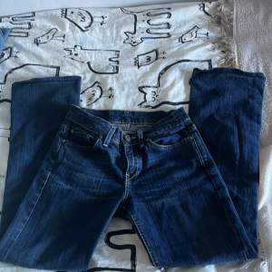 Mötkblåa Lågmidjade jeans, för mer bilder skriv priv! Står ej för frakt 🚚😁flattered jeans 