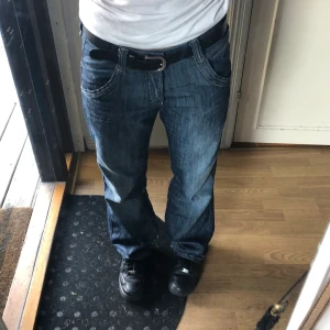 Blåa Baggy jeans - Mörkblåa Baggy jeans. Lite lågmidjade. Använda men fortfarande i bra skick. Bara lite trådiga längst nere vid fötterna. Skriv för fler bilder!💞 