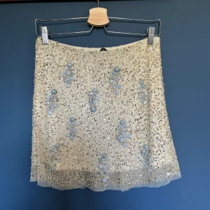 Paljett kjol  - Super fin och glittrig paljett kjol. Resårband i midjan så du kan ha den som ”hög eller låg midja” 