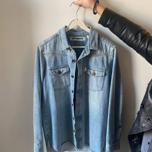 Off White jacka - Unik Off White jacka nyskick säljs Storlek S kan passa M Köpt för 11tusen.
