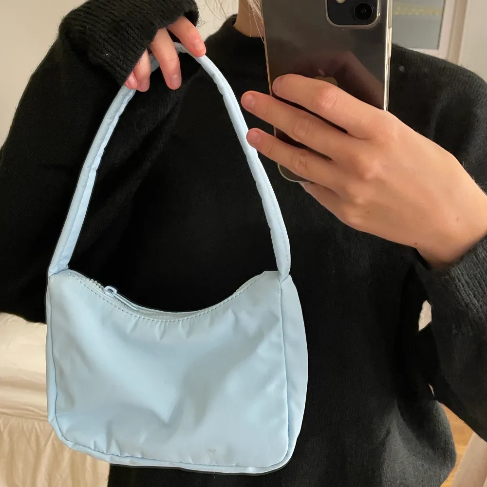 Fin väska i ljusblå/babyblå från Gina, använd Max 5 gånger så det är i fint skick! Köparen står för frakt men kan även mötas😅💕. Väskor.