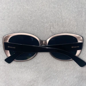 Solglasögon med styrka - Ett par solglasögon med styrka (på tredje bilden). Inga repor, inte uttöjda bågar. Cat-eye, brons detaljer. Fodral ingår.