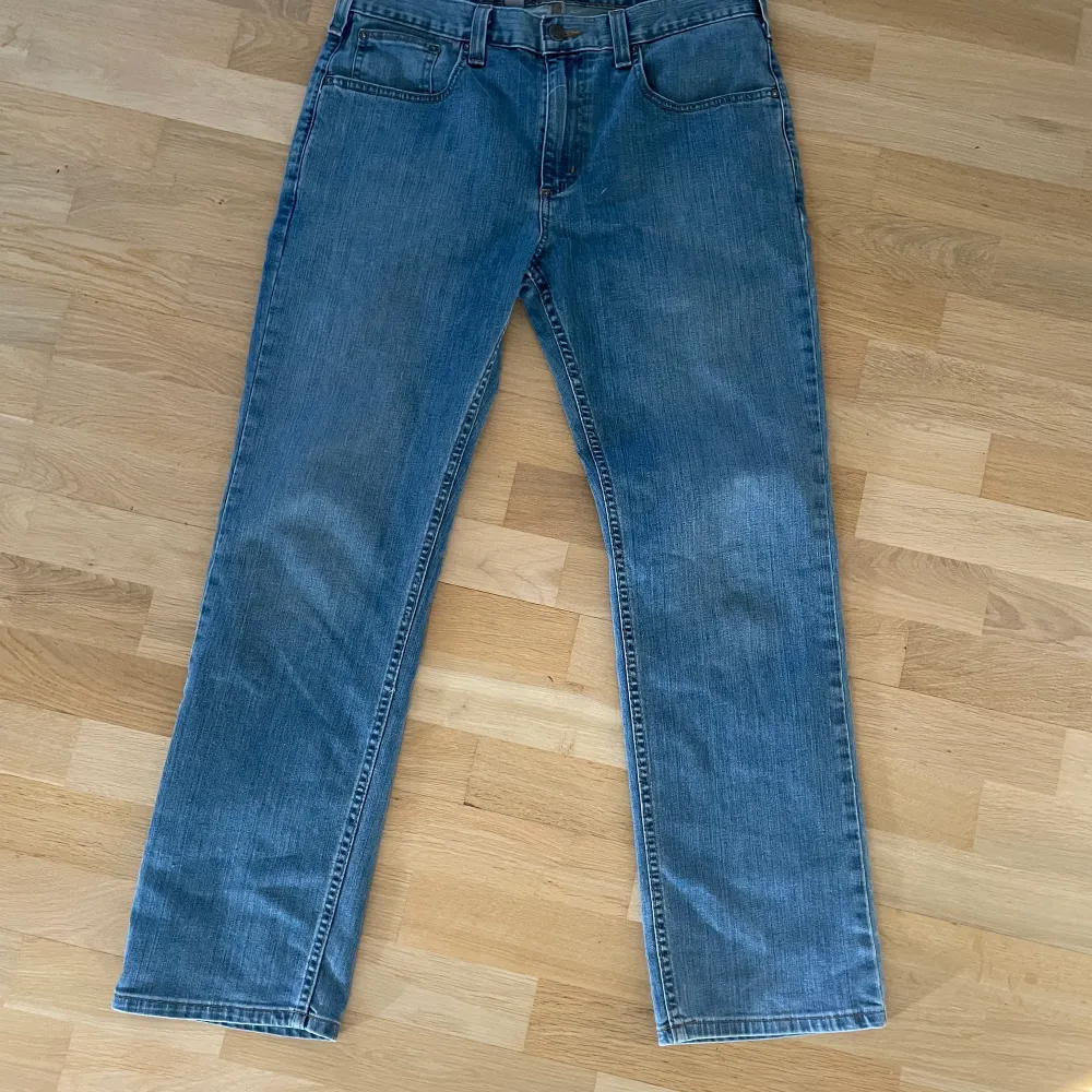 Säljer mina carhartt relaxed fit jeans i storlek 33:30. Riktigt bra skick. Köpare står för frakt.. Jeans & Byxor.