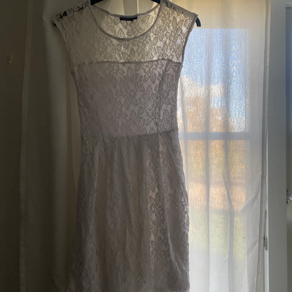 En super fin vit klänning, perfekt till skolavslutning, konfirmation eller student.  Klänningen är i storlek 32/34 och är ifrån kappAhl. Klänningar.