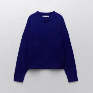 Stickad tröja  - Säljer denna stickade tröja från zara då den inte längre kommer till användning, köpt för precis ett år sedan, med enstaka noppror men absolut inget man tänker på, sitter perfekt på mig i strl M som är 168 cm💓kan jämföras med en S! frakt tillkommer! 