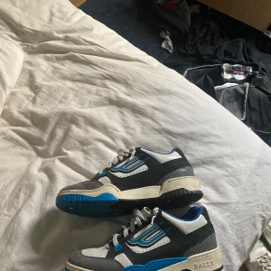 Bally skor - Säljer dessa Bally sneakers i storlek 43. 8.5uk.  Skorna är knappt använda och är i princip i nyskick. Nypris~3500 