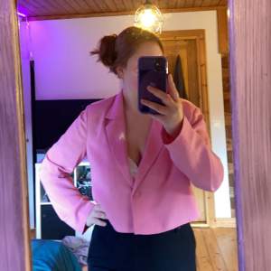 En snygg rosa blazer/kavaj som inte kommer till användning, köp på Gina tricot och är sparsamt använd, minns inte pris men Säljer för 100kr +frakt💗 kan även mötas upp runt om Karlskrona 