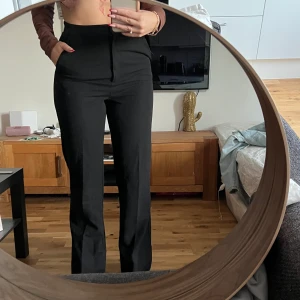 Svarta Kostymbyxor  - Svarta kostymbyxor i strlk 36. Highwaist och långa ben. Jag är 170 cm lång.