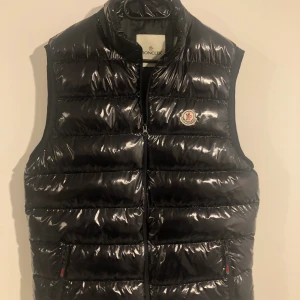 Moncler väst  - Säljer min moncler väst pågrund av att jag inte använder den längre 
