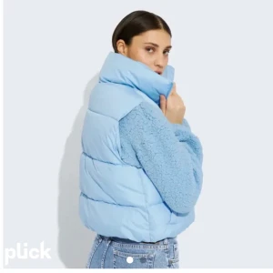 Väst  - Säljer denna blå väst från bikbok som var populär i våras och  finns kvar längre. I jätte bra skick ba använd en gång.  