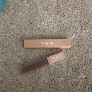 Caia läppstift - Hej! Jag säljer ett caia läppstift som är använd endast 1 gång och är unfär i färgen  Mellan brun och biege. Och frakten är 14kr det spelar ingen roll vad Plick säger! ❤️❤️❤️❤️❤️