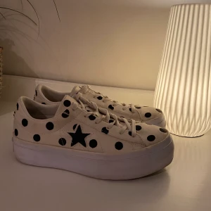 Converse skor med stjärnor  - Ett par superfina converse sneakers med platå sula. Dem är sparsamt använda och har inga större defekter förutom några små fläckar. Storlek 40, köparen står för frakt!🥰