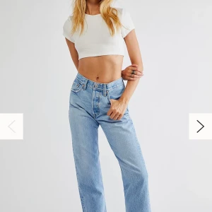 Levis jeans - Säljer dessa sjuktsnygga 501 levis jeansen. Köpta i sommras och endast använda 1-2 gånger. Köpta ifrån zalando och nypriset var 1200kr. Jag säljer dem för 500kr💗💗