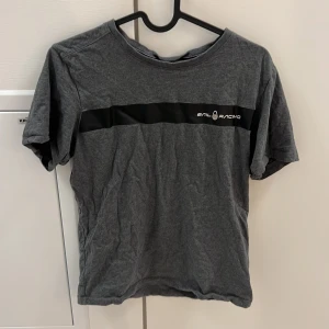 Sail Racing tröja - Använt få gånger, säljer för att jag inte använder den mer, den är skrynklig då den precis kom ut från tvätten, hör av dig ifall du är intresserad. Funkar för både man och kvinna