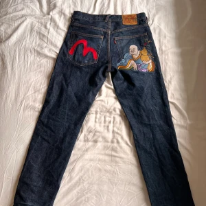 Evisu byxor - Bra skick lite slitage på rumpan och vid knappen men inget som märks 8/10.