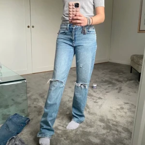 Zara jeans  - Jeans från zara! Bilderna är lånade, kontakta om ni vill ha fler👌🏻✨🤙🏻🐮