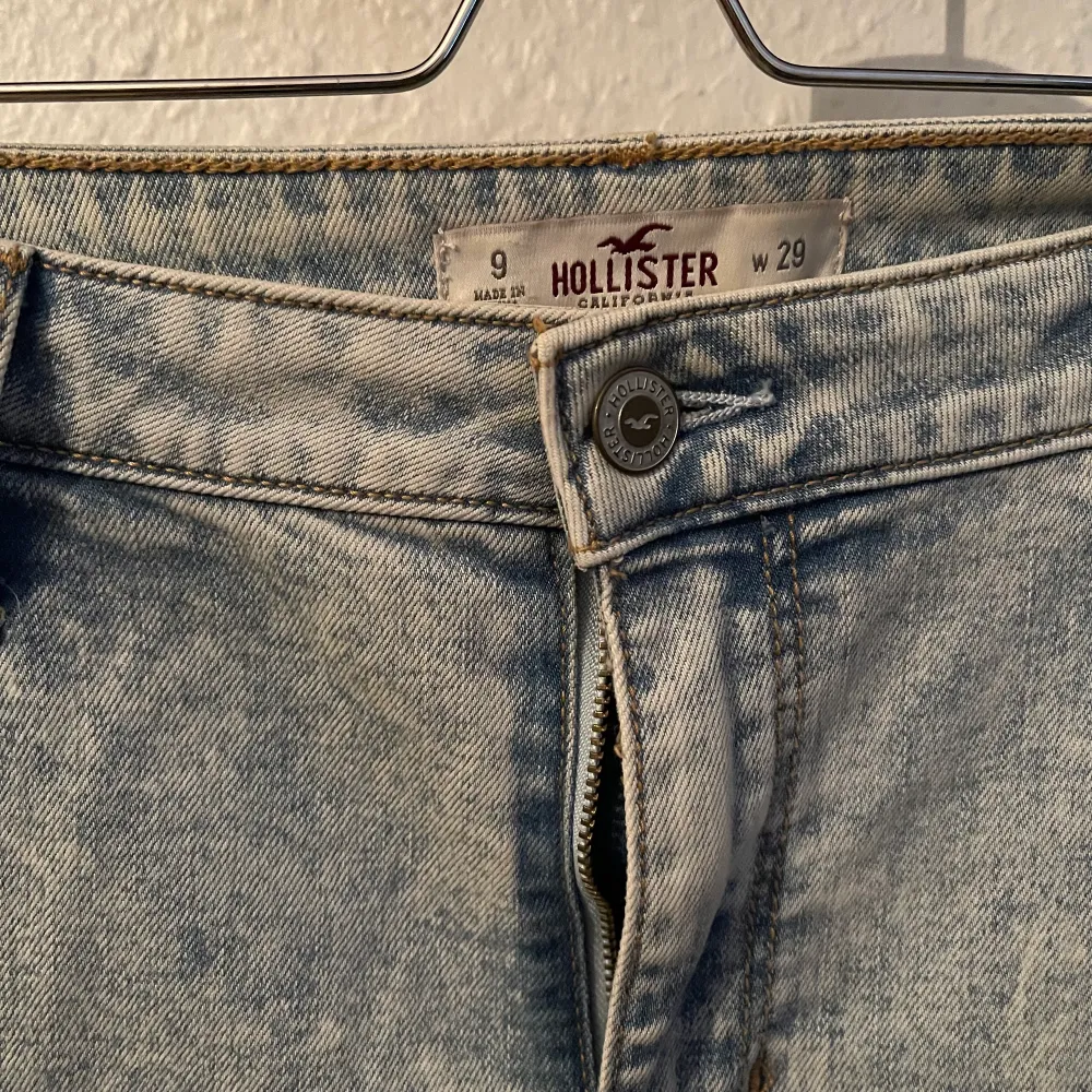 Säljer dessa jeans köpt på Hollister, använt dem max en gång! . Jeans & Byxor.