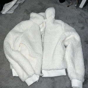 Höstjacka strl 158 - Höstjacka i strl 158 (barn) men passar även en xs! Helt ny med prislapp kvar ❤️ 100kr + frakt 🥰 (kollar upp frakt vid köp) 