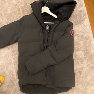Canada goose grå - Grå herrmodell, storlek xs. Kvitto finns nypris 10000. 