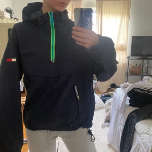 Tommy Hillfiger jacka - Tommy Hillfiger tun jacka. Marinblå. Unisex. Jag är en S vanligtvis som referens.